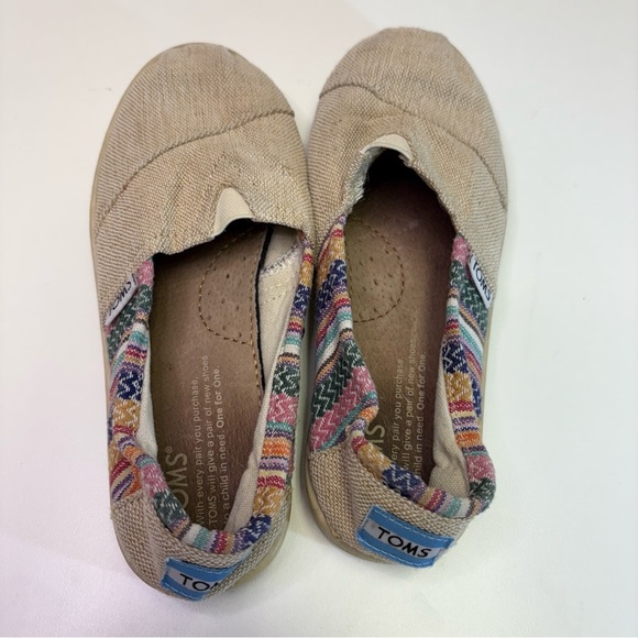 2/$20 Toms Girls Size 2 Khaki Canvas Slip On Loafer Flats Youth Aztec Burlap - Picture 5 of 7